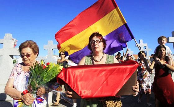 UNA MUJER PORTA LOS RESTOS DE UN REPUBLICANO EN MENASALBAS.