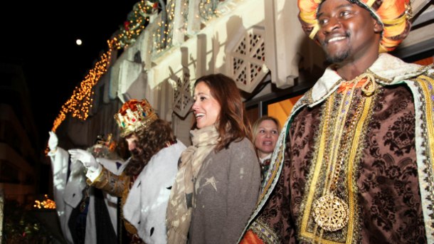 Los Reyes Magos y la alcaldesa en el balcón del Ayuntamiento de Ciudad Real, este lunes